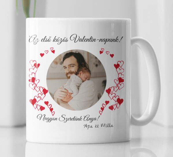 .Az első közös Valentin-napunk! Nagyon Szeretünk Anya! fényképes bögre